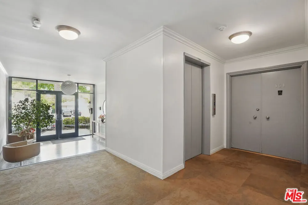 930 3rd Street #303 Santa Monica, CA 90403