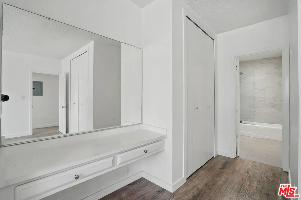 930 3rd Street #303 Santa Monica, CA 90403