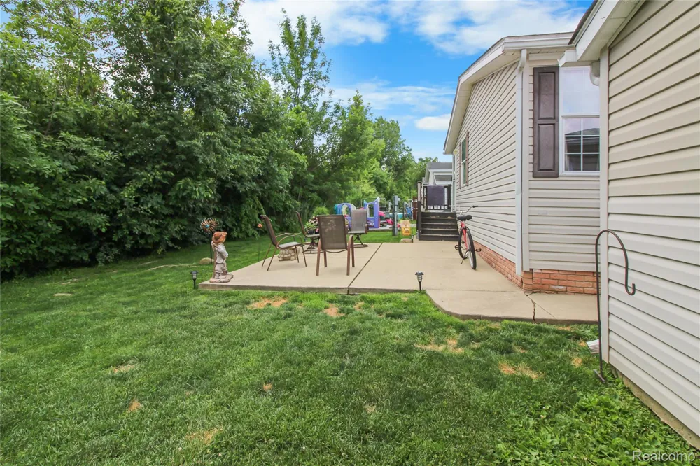 29311 Hidden River Drive Gibraltar City, MI 48173