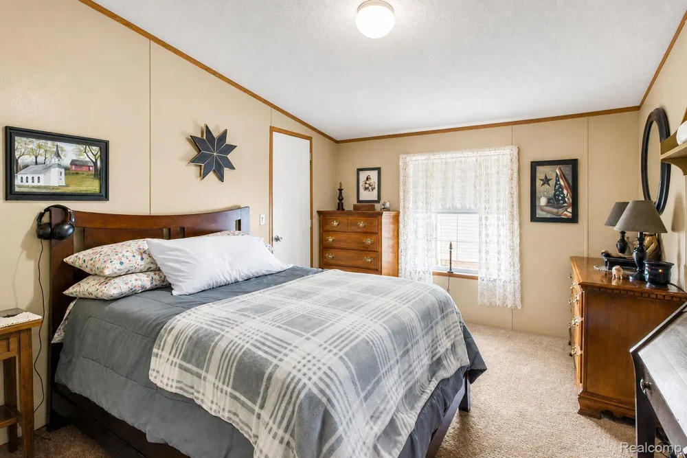 29311 Hidden River Drive Gibraltar City, MI 48173