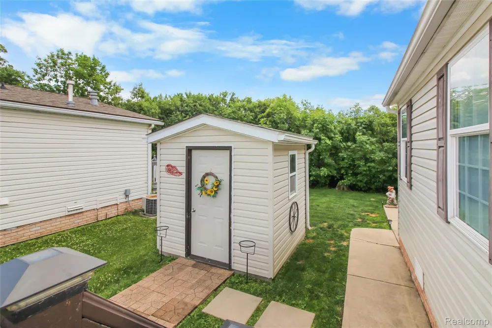 29311 Hidden River Drive Gibraltar City, MI 48173