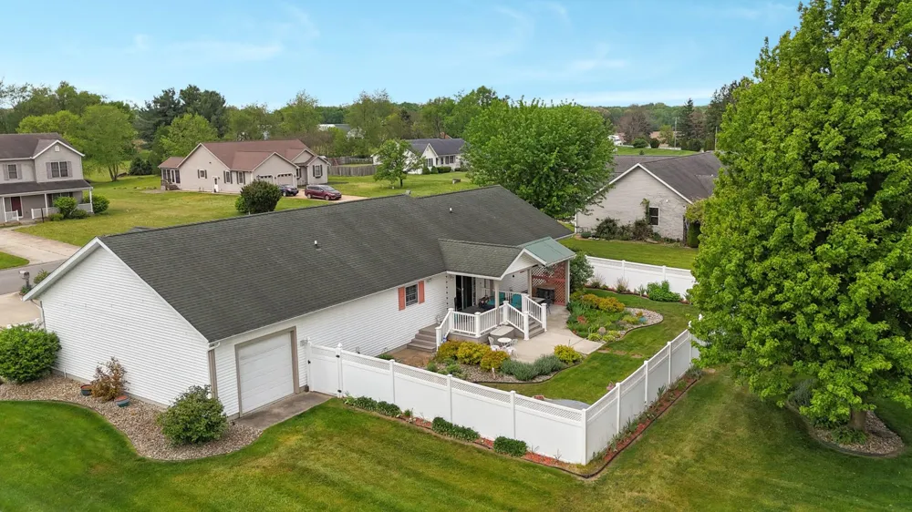 29390 Saddlebred Lane Dowagiac, MI 49047