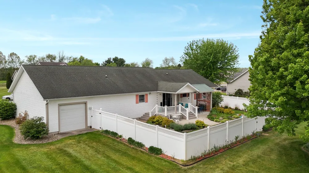 29390 Saddlebred Lane Dowagiac, MI 49047