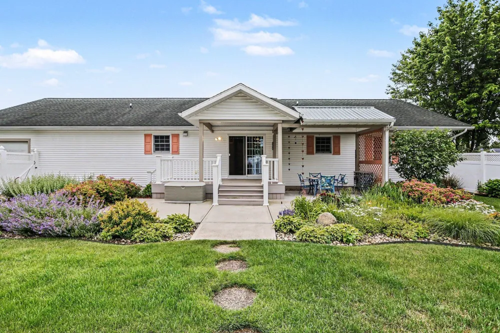 29390 Saddlebred Lane Dowagiac, MI 49047