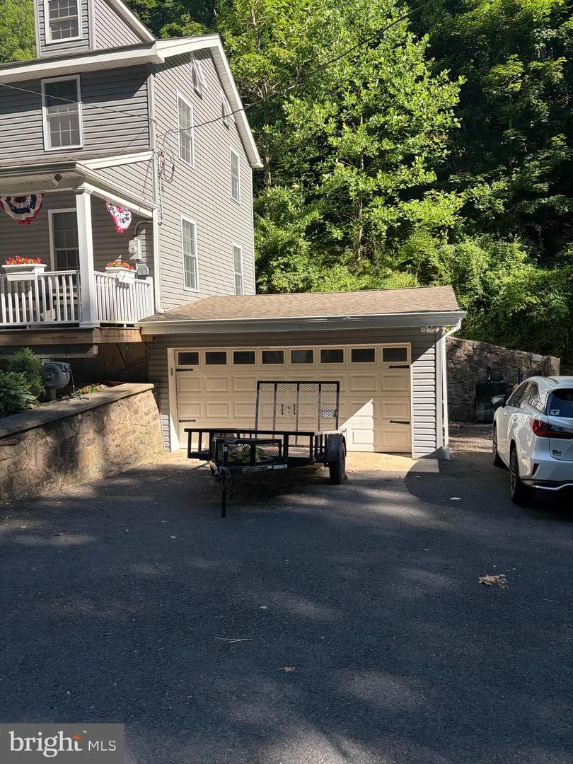 5309 LEHNENBERG ROAD Kintnersville, PA 18930