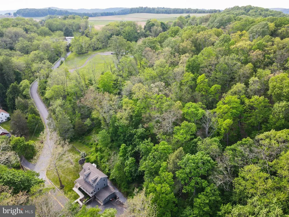 5309 LEHNENBERG ROAD Kintnersville, PA 18930