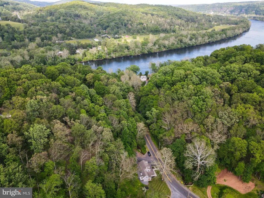 5309 LEHNENBERG ROAD Kintnersville, PA 18930