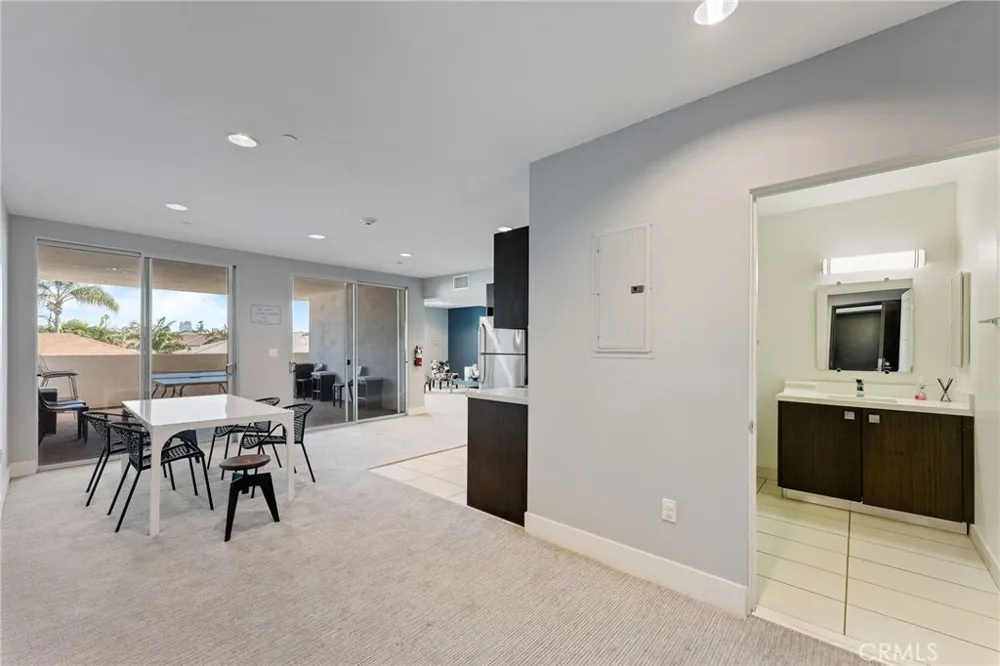 118 Kings Rd #201 Los Angeles, CA 90048