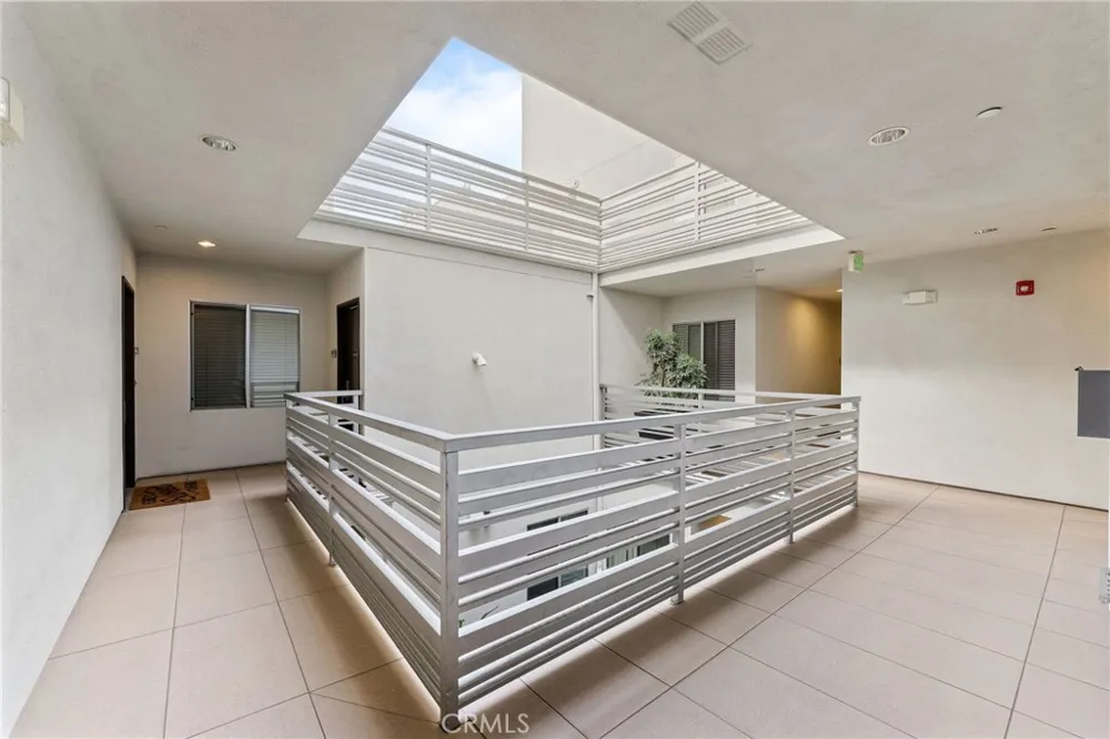 118 Kings Rd #201 Los Angeles, CA 90048