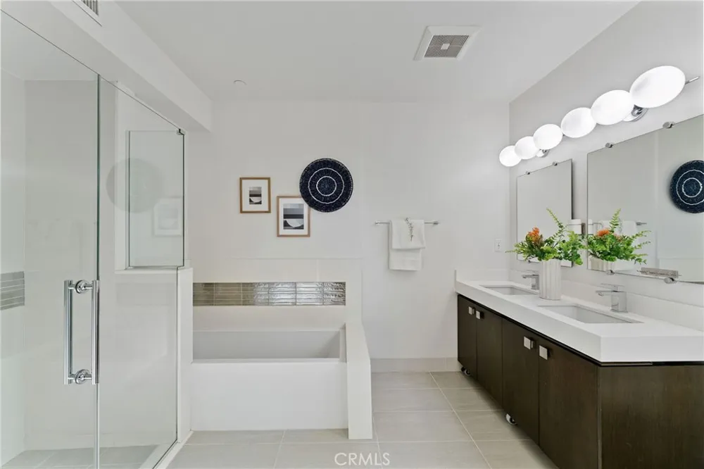 118 Kings Rd #201 Los Angeles, CA 90048