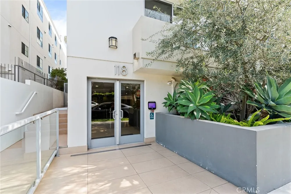 118 Kings Rd #201 Los Angeles, CA 90048