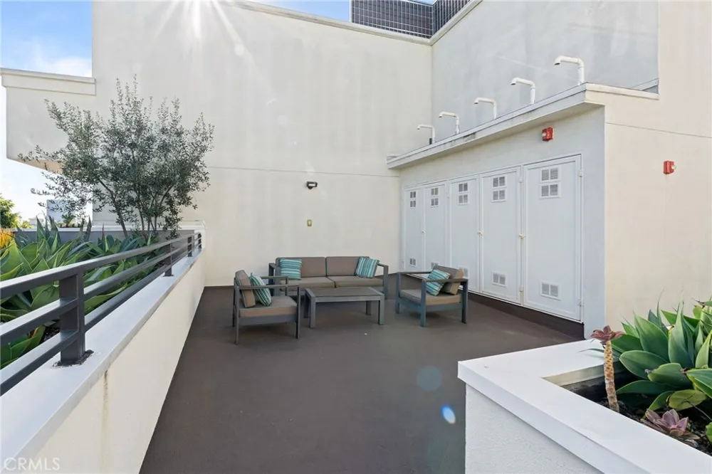 118 Kings Rd #201 Los Angeles, CA 90048