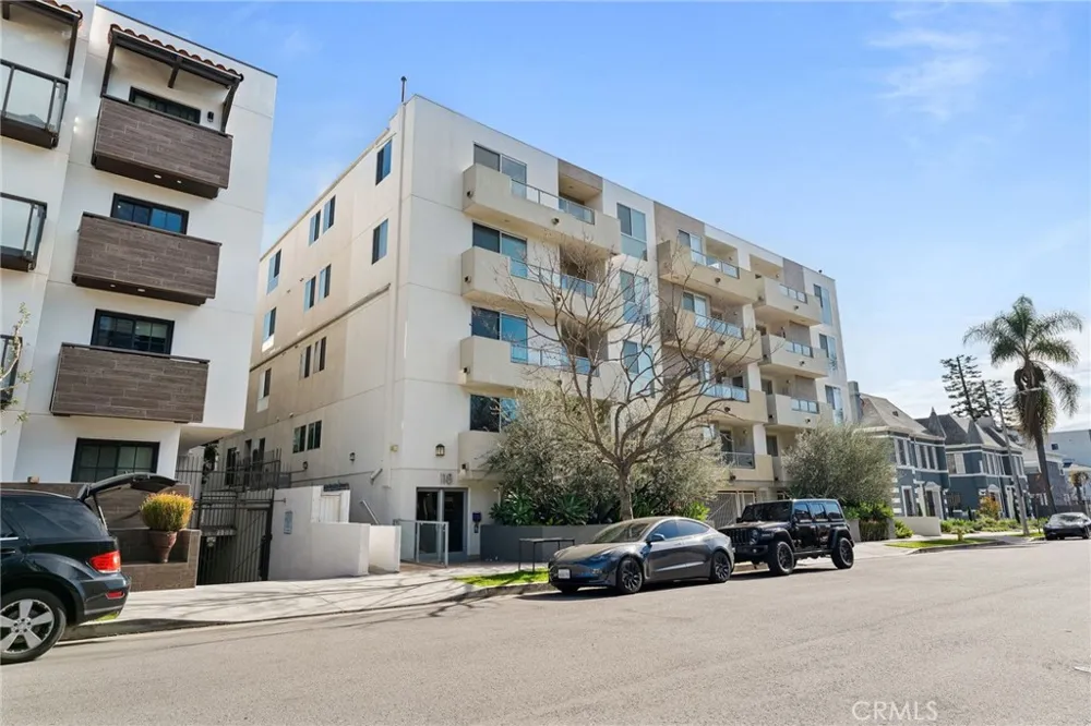 118 Kings Rd #201 Los Angeles, CA 90048