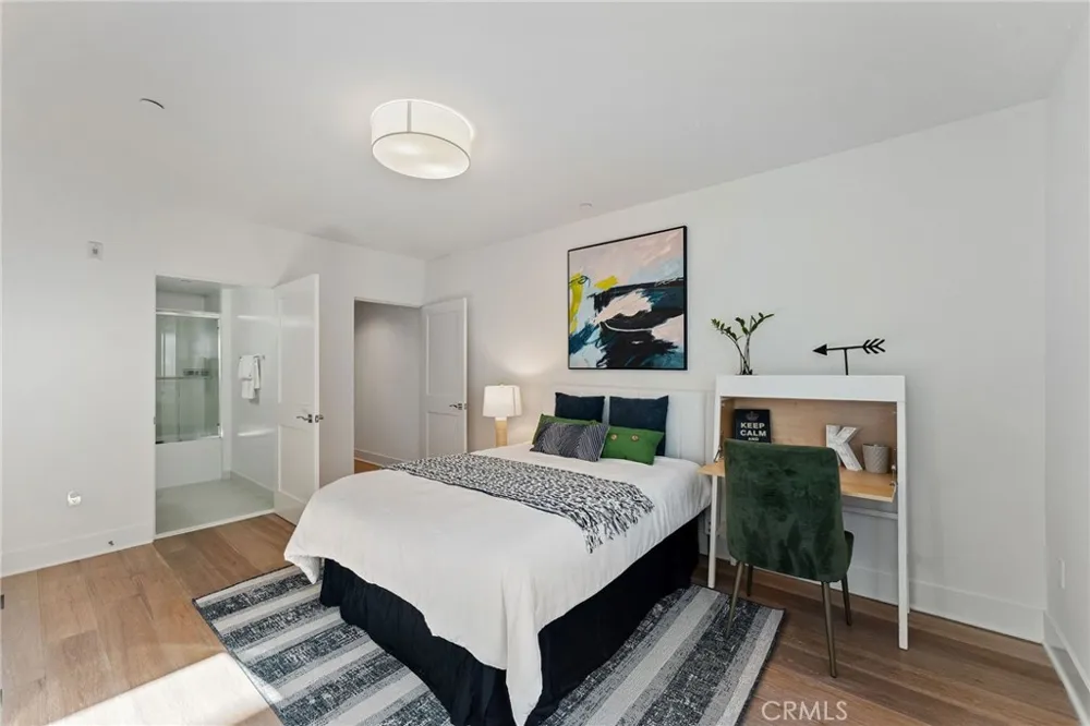118 Kings Rd #201 Los Angeles, CA 90048