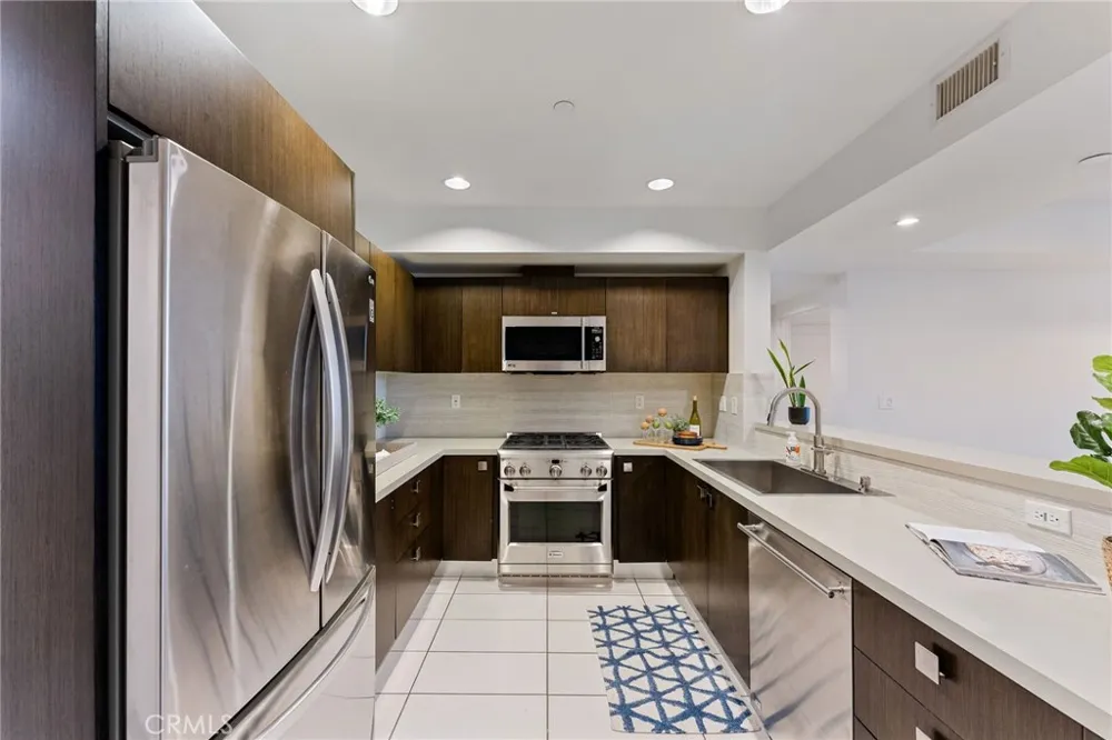 118 Kings Rd #201 Los Angeles, CA 90048