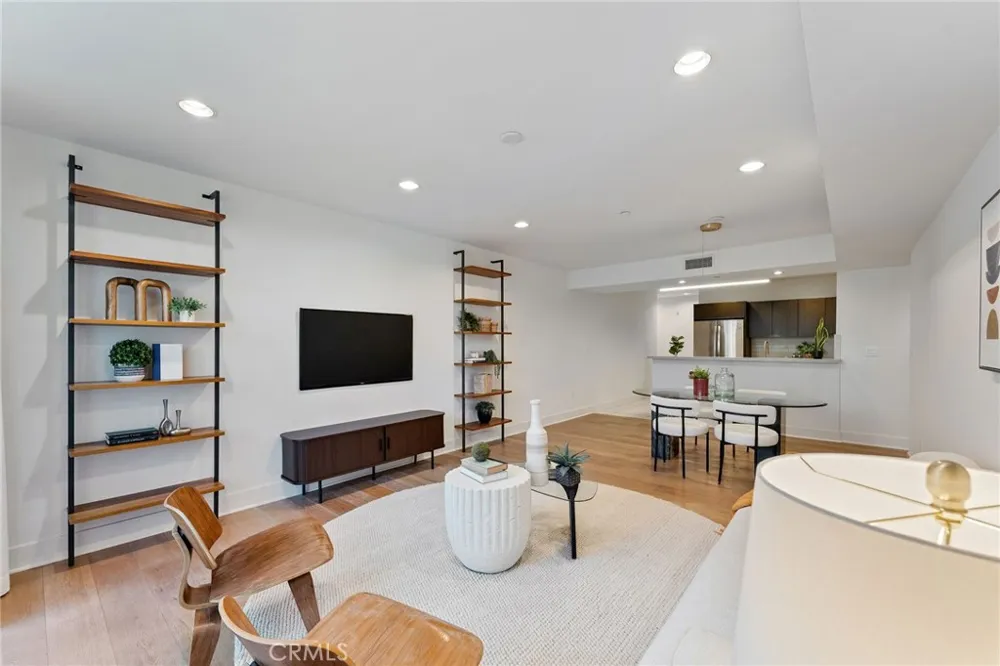 118 Kings Rd #201 Los Angeles, CA 90048