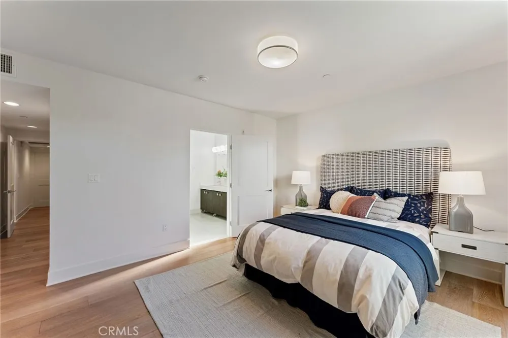 118 Kings Rd #201 Los Angeles, CA 90048