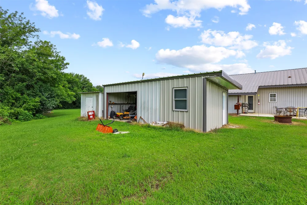 1673 County Road 1525 Ector, TX 75439