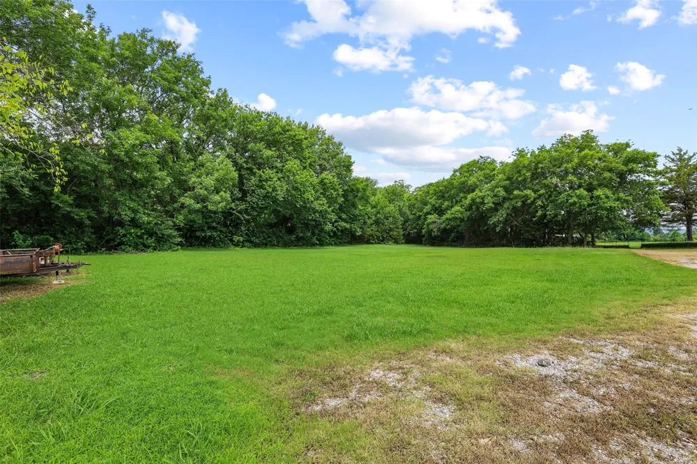 1673 County Road 1525 Ector, TX 75439