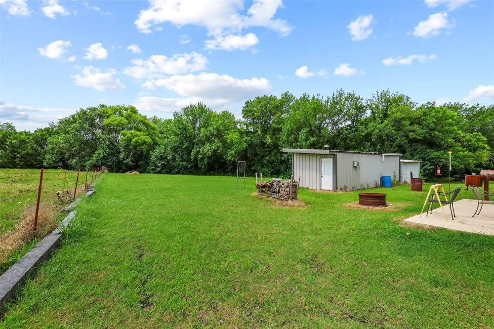 1673 County Road 1525 Ector, TX 75439