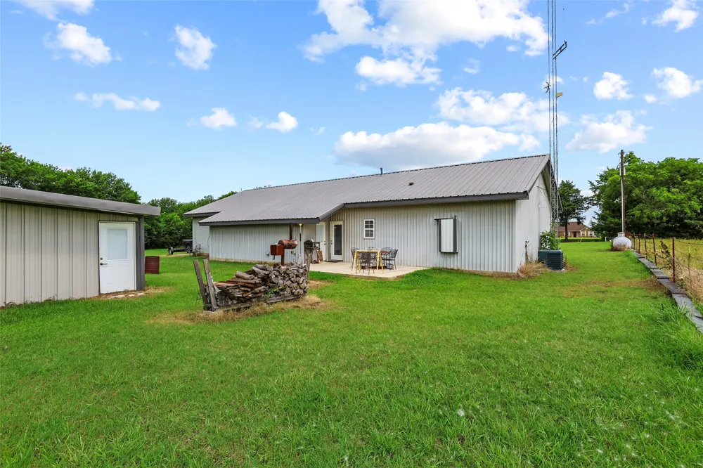 1673 County Road 1525 Ector, TX 75439