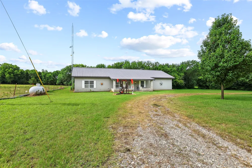 1673 County Road 1525 Ector, TX 75439
