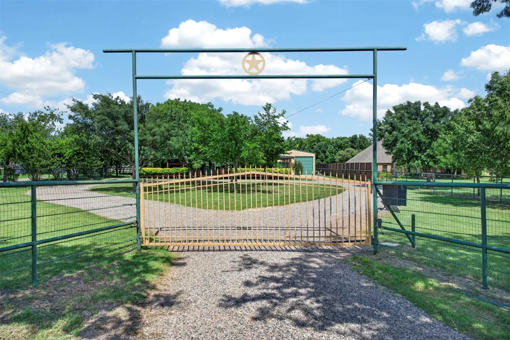 2270 Mitchell Road Krum, TX 76249