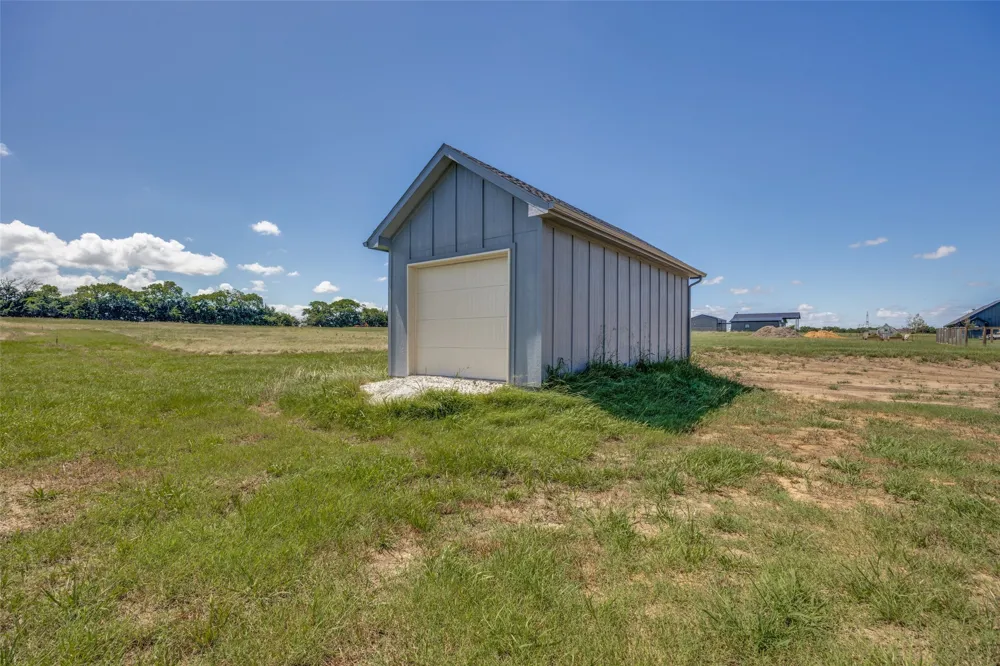 1948 County Road 1255 Savoy, TX 75479