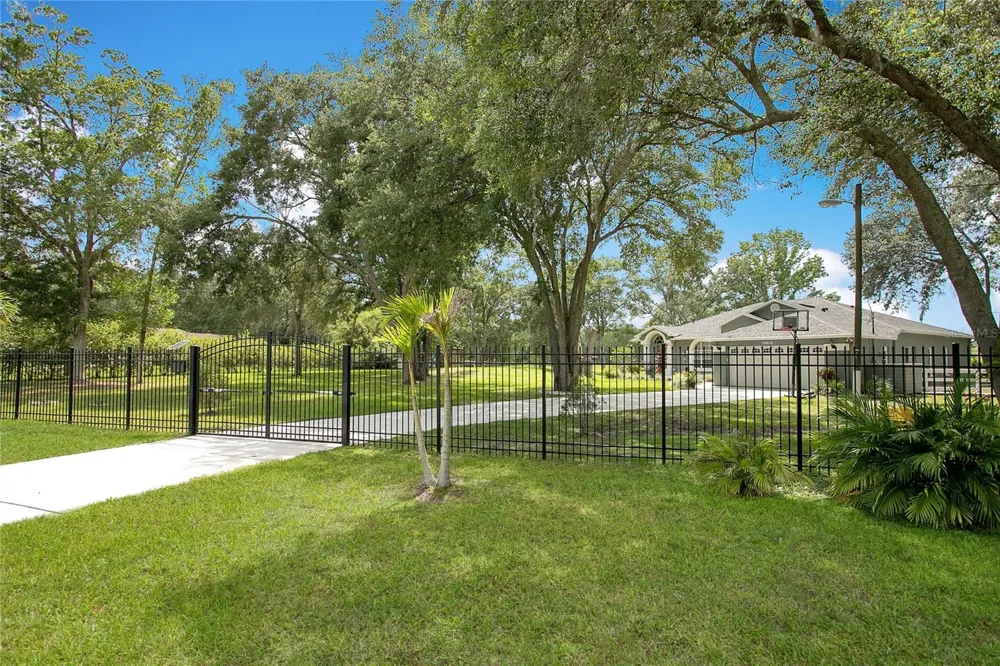 19616 LIVINGSTON AVENUE Lutz, FL 33559