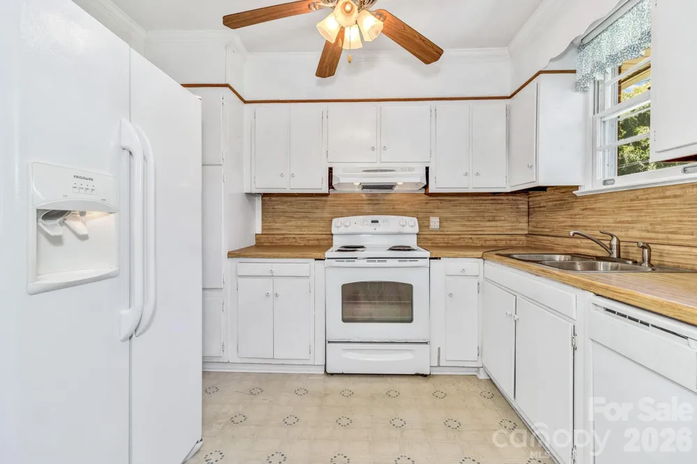 907 W Blue Ridge Road East Flat Rock, NC 28726