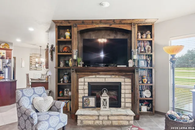 612 Jack Nickolaus Dr Devine, TX 78016