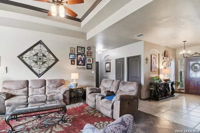 612 Jack Nickolaus Dr Devine, TX 78016