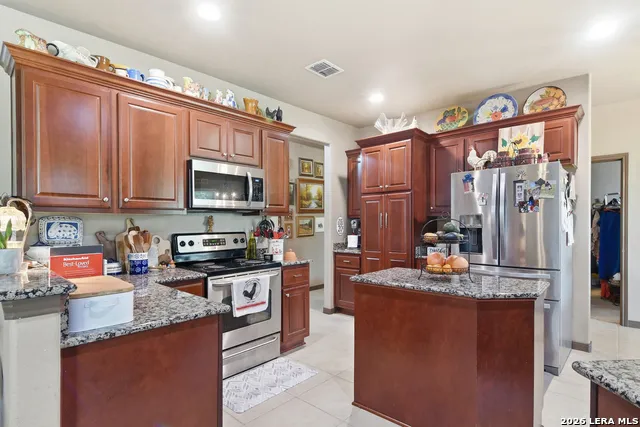 612 Jack Nickolaus Dr Devine, TX 78016