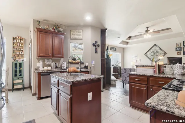612 Jack Nickolaus Dr Devine, TX 78016