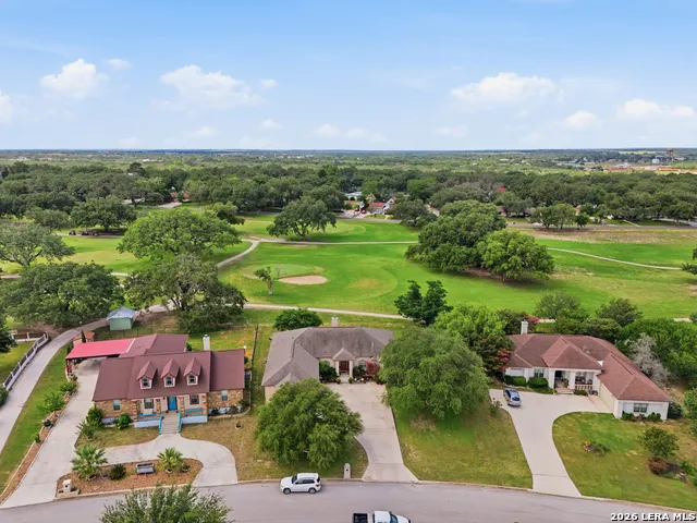 612 Jack Nickolaus Dr Devine, TX 78016