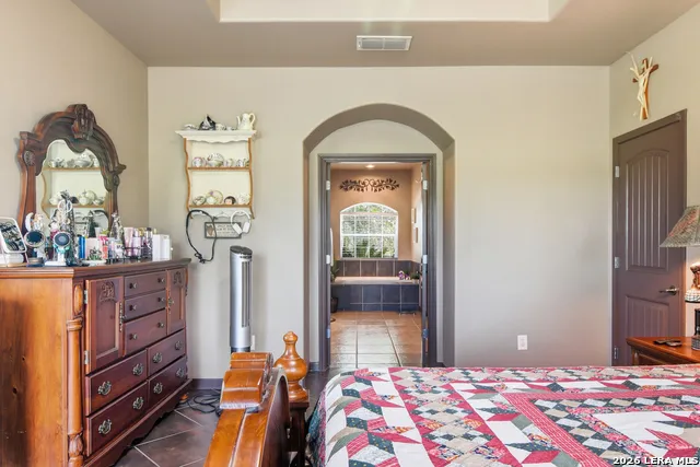 612 Jack Nickolaus Dr Devine, TX 78016