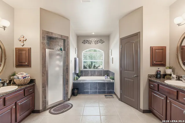 612 Jack Nickolaus Dr Devine, TX 78016