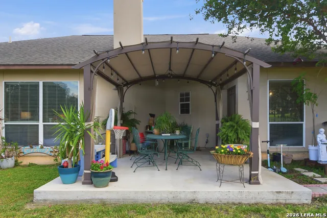 612 Jack Nickolaus Dr Devine, TX 78016