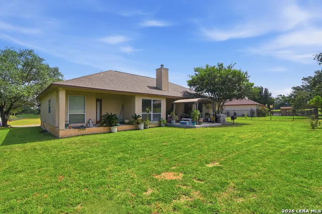 612 Jack Nickolaus Dr Devine, TX 78016