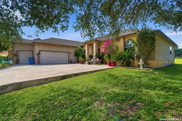 612 Jack Nickolaus Dr Devine, TX 78016