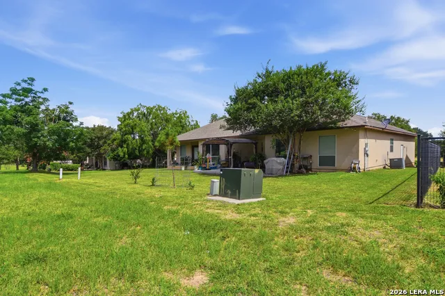 612 Jack Nickolaus Dr Devine, TX 78016
