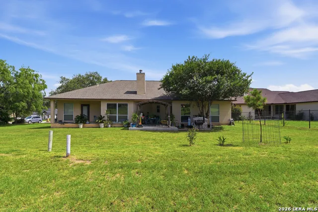 612 Jack Nickolaus Dr Devine, TX 78016