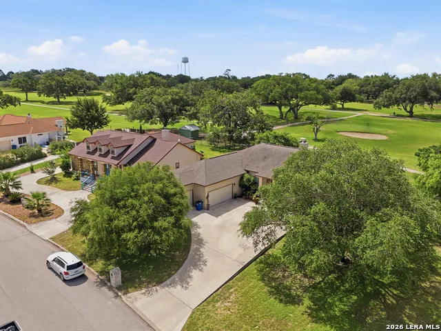 612 Jack Nickolaus Dr Devine, TX 78016