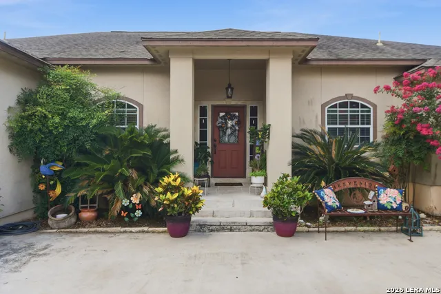 612 Jack Nickolaus Dr Devine, TX 78016