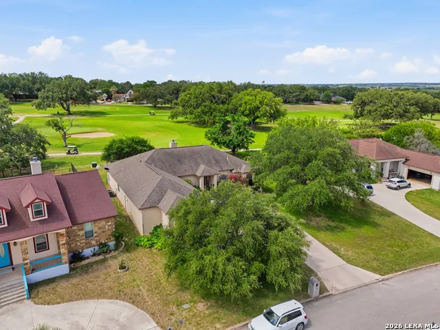 612 Jack Nickolaus Dr Devine, TX 78016