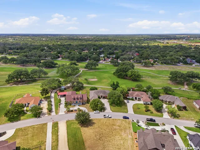 612 Jack Nickolaus Dr Devine, TX 78016