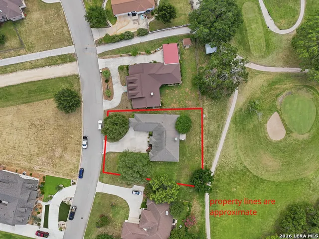 612 Jack Nickolaus Dr Devine, TX 78016