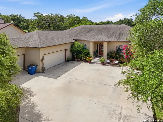 612 Jack Nickolaus Dr Devine, TX 78016