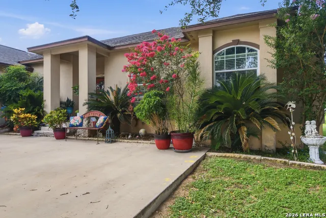 612 Jack Nickolaus Dr Devine, TX 78016