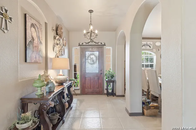612 Jack Nickolaus Dr Devine, TX 78016